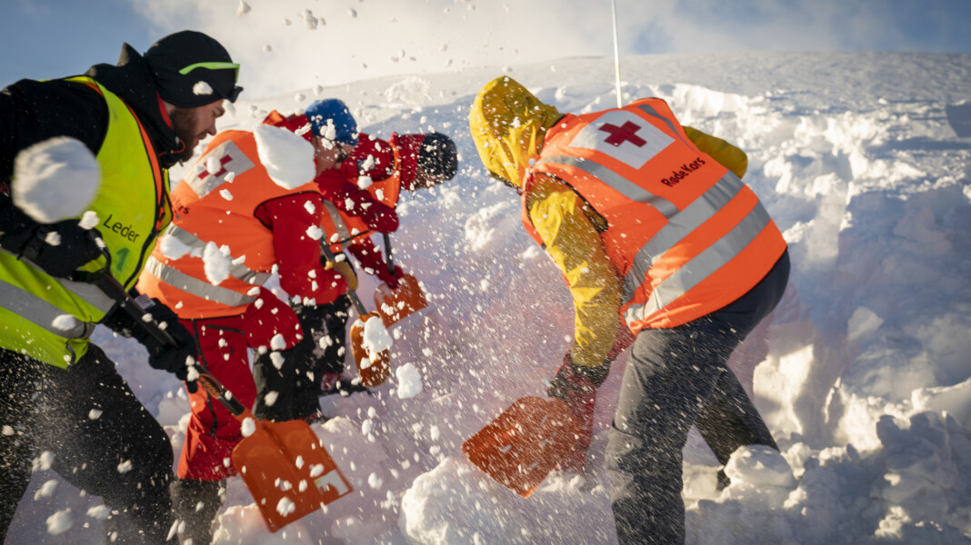 Kvart år arrangerer Raudekrossen kurs på Finse i leiing av søk- og redningsaksjonar i vinterfjellet. Her leitar deltakarar etter ein person i eit snøskred. Foto: Heiko Junge / NTB