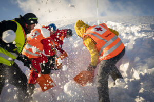 Kvart år arrangerer Raudekrossen kurs på Finse i leiing av søk- og redningsaksjonar i vinterfjellet. Her leitar deltakarar etter ein person i eit snøskred. Foto: Heiko Junge / NTB