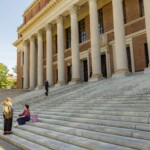 Dommer gir Harvard midlertidig seier over Trump