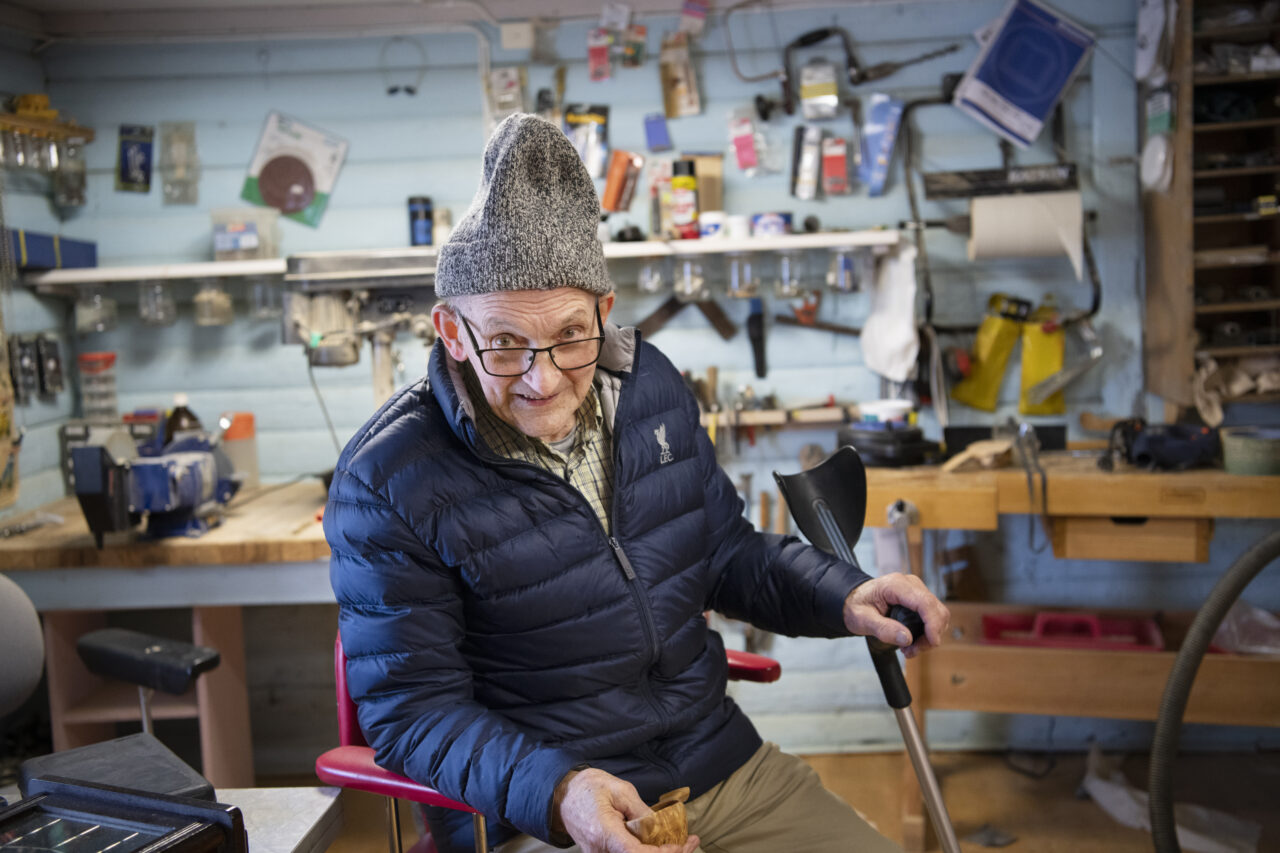 Peder Skogvang har vært sauebonde, fisker, tømmerhogger og yrkessjåfør, og i fjøset på gården har han eget snekkerverksted. 
Foto: Ingun Alette Mæhlum