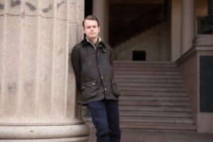 Theodor Karlsen droppet advokatstilling og god lønn for å ta doktorgrad. – Synd hvis man går glipp av gode kandidater fordi økonomien ikke tillater det.