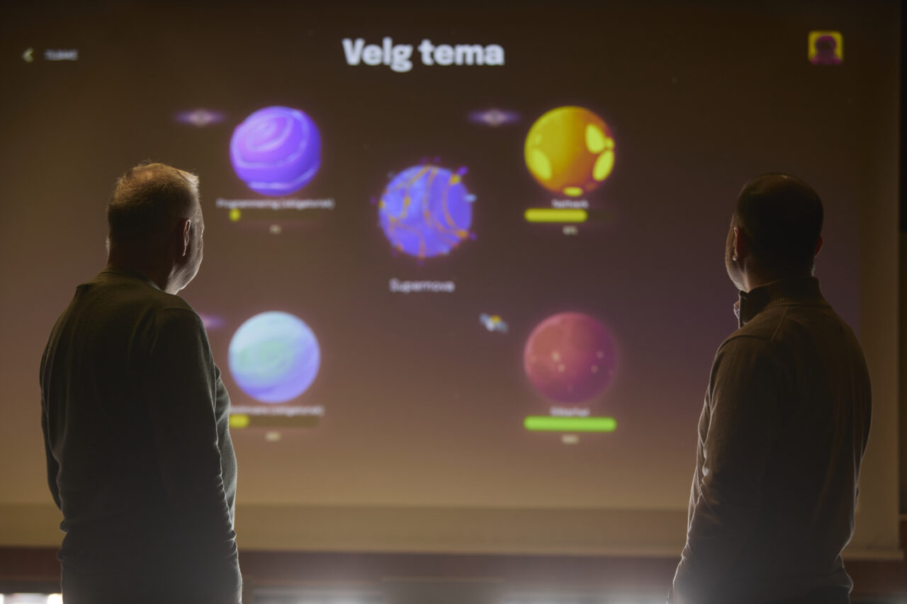 Omid Mirmotahari mener spillet forholdsvis enkelt kan tilpasses og tas i bruk for helt andre emner også, for eksempel sykepleie. Foto: Erik Norrud