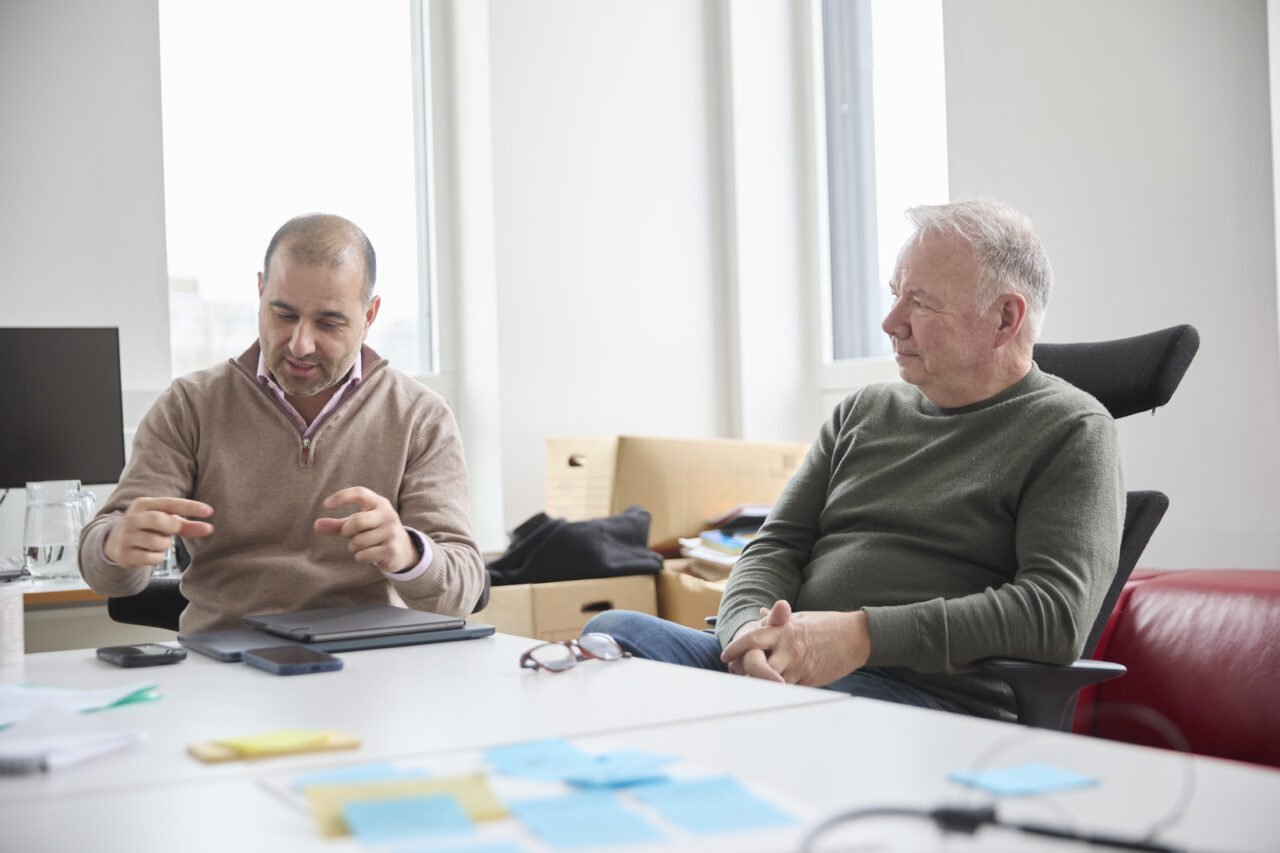 Omid Mirmotahari og Yngvar Berg står sammen om spillet Universet og emnet Innføring i datateknologi. Foto: Erik Norrud
