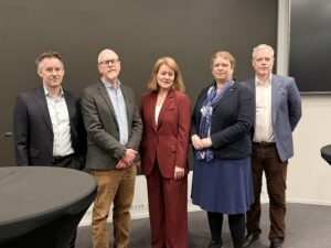 F.v.: Jens B Jahren, YS Stat, Christer Wiik Aram, Akademikerne, Statens personaldirektør Bente J. Kraugerud, Elisabeth Steen, LO Stat og Steinar A Sæther, Unio.