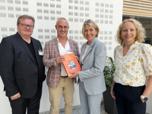 Styreleder Arne Krumsvik og rektor Bård Mæland overrekker universitetssøknaden til NOKUT-direktør Kristin Vinje og avdelingsdirektør for høyere utdanning Hege Brodahl.
