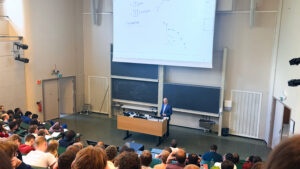 Anders Malthe-Sørenssen underviser i Store fysiske auditorium UiO.